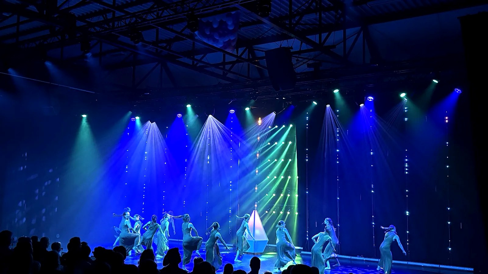 Dansshow met dynamisch blauw en groen lichtdesign