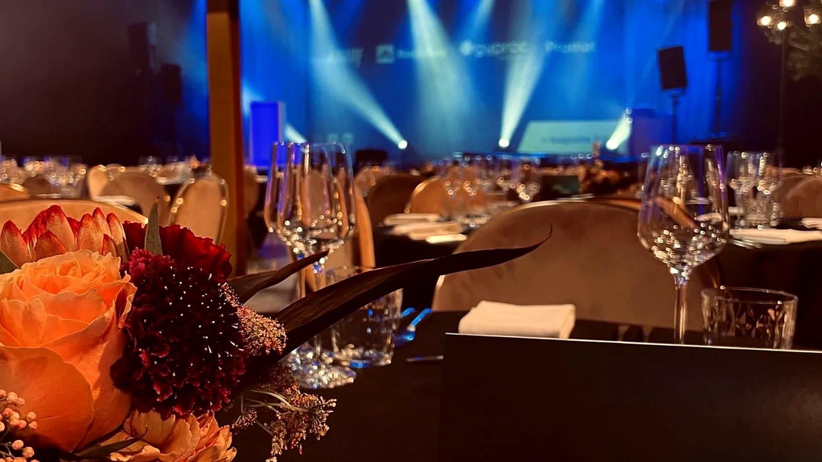 Gala event met tafeldecoratie en podiumverlichting