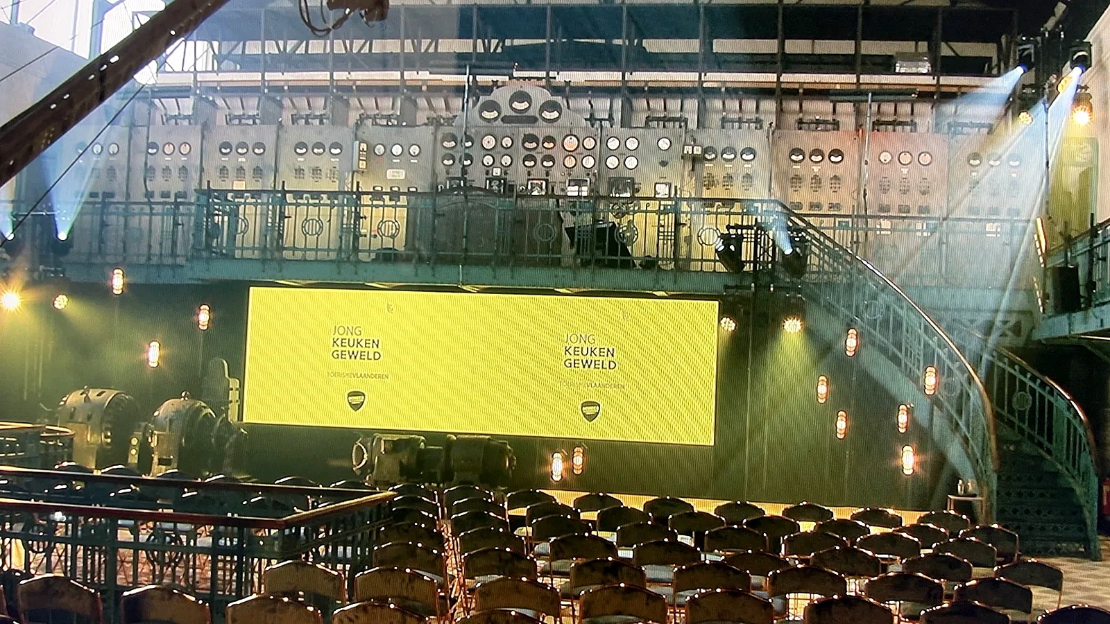 Light programming tijdens een eventproductie in een industriële zaal
